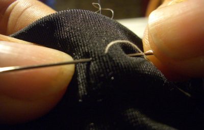 Zaini cuciti a mano: qualità, resistenza e il ritorno dell’artigianalità Introduzione