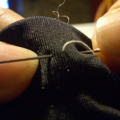 Zaini cuciti a mano: qualità, resistenza e il ritorno dell’artigianalità Introduzione